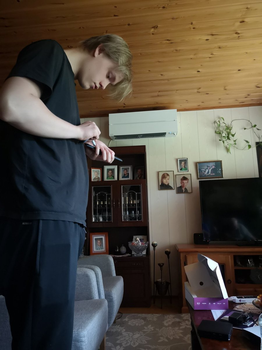 JuhaTenhonen's tweet image. Uuvven Telian lähettämän #digibox'in asennus, tv-pöyvän tauksen siivous ja kukan sekä kukkatelineen kiinnityksen korjaus sekä siistiminen #nörttihommii #talkkarihommii  #työleiri #ruokapalkalla #kesäloma #mummola #tohmajärvi #keskikarjala #pohjoiskarjala #täälläonihmisenhyväolla