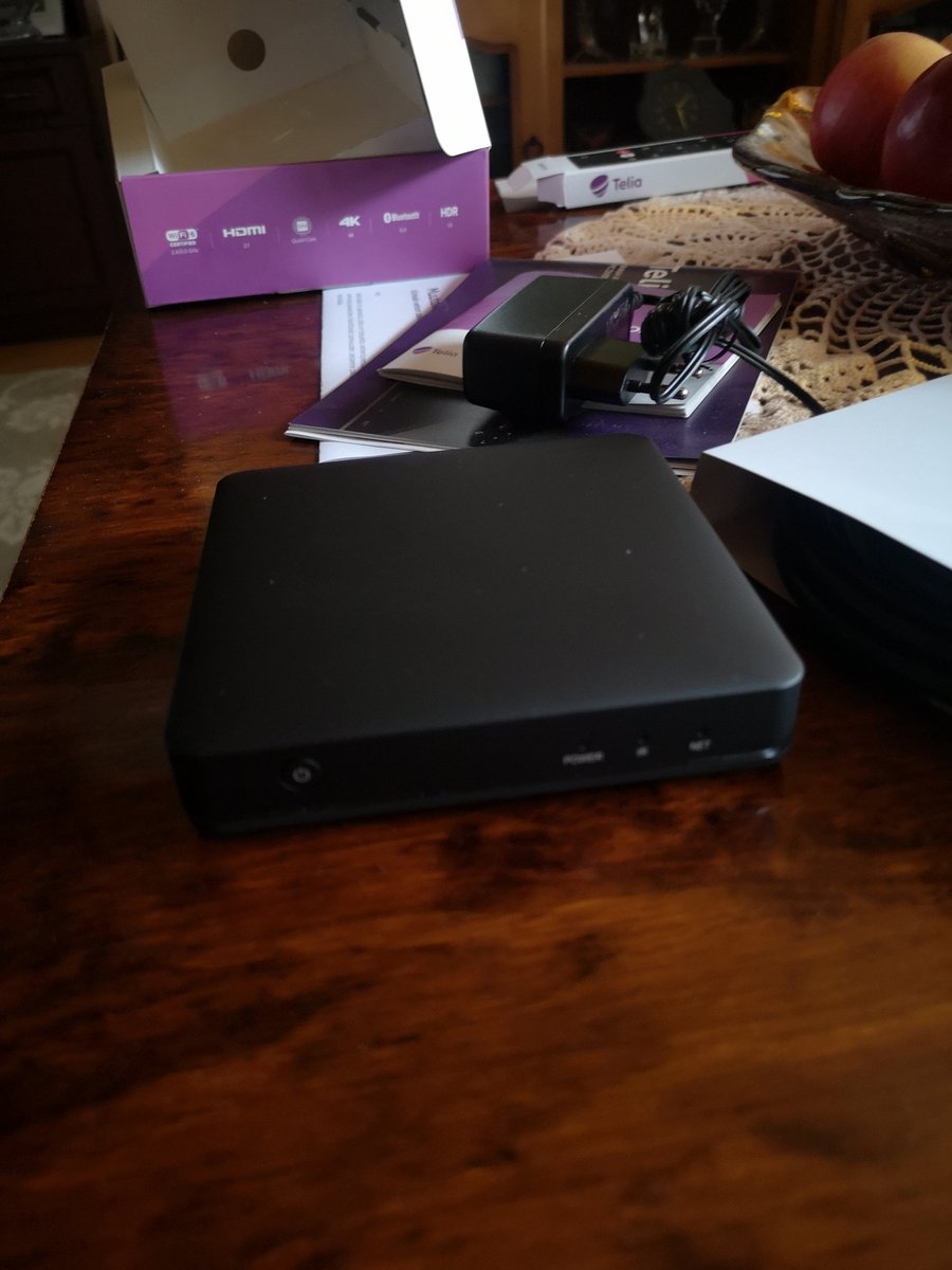 JuhaTenhonen's tweet image. Uuvven Telian lähettämän #digibox'in asennus, tv-pöyvän tauksen siivous ja kukan sekä kukkatelineen kiinnityksen korjaus sekä siistiminen #nörttihommii #talkkarihommii  #työleiri #ruokapalkalla #kesäloma #mummola #tohmajärvi #keskikarjala #pohjoiskarjala #täälläonihmisenhyväolla