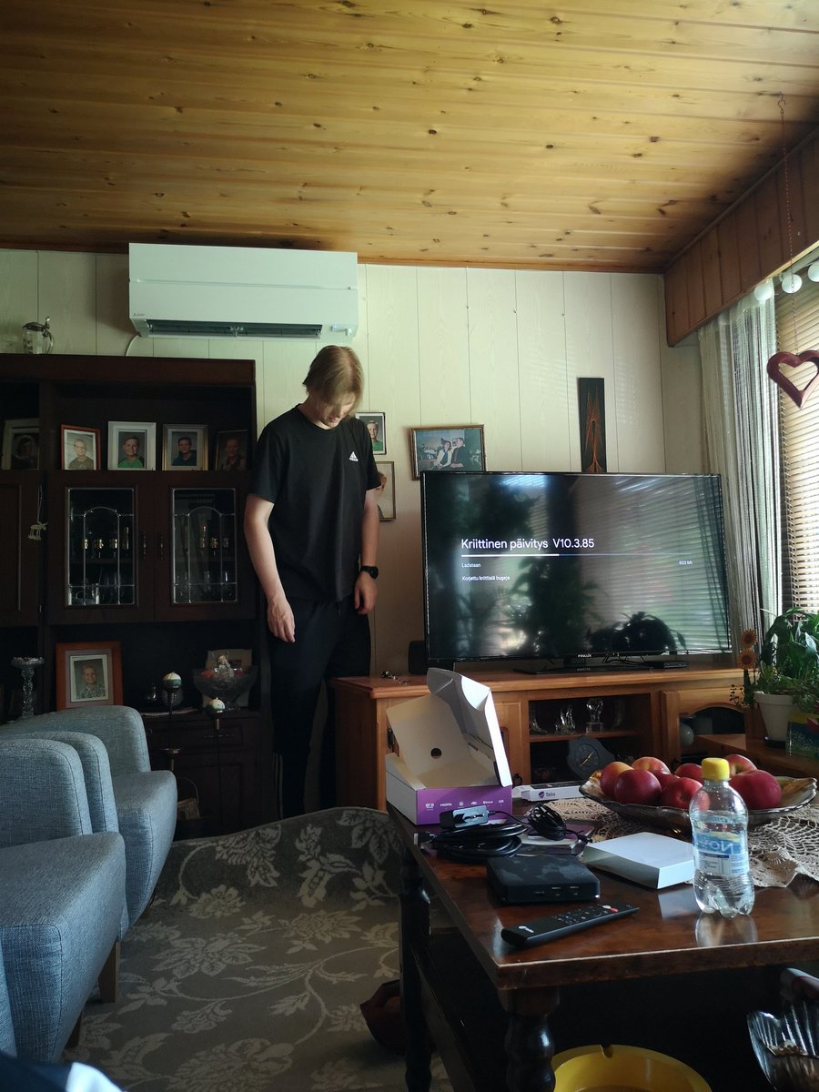 JuhaTenhonen's tweet image. Uuvven Telian lähettämän #digibox'in asennus, tv-pöyvän tauksen siivous ja kukan sekä kukkatelineen kiinnityksen korjaus sekä siistiminen #nörttihommii #talkkarihommii  #työleiri #ruokapalkalla #kesäloma #mummola #tohmajärvi #keskikarjala #pohjoiskarjala #täälläonihmisenhyväolla