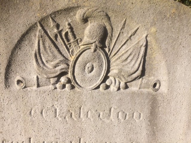 Lovely detail on the grave of a Waterloo veteran in Drumcondra, Dublin. @ZwhiteHistory @Peter_Molloy_ @Napoleonic_Era @MilHistNow @HistIreHedge  @NMIreland @old 2/2