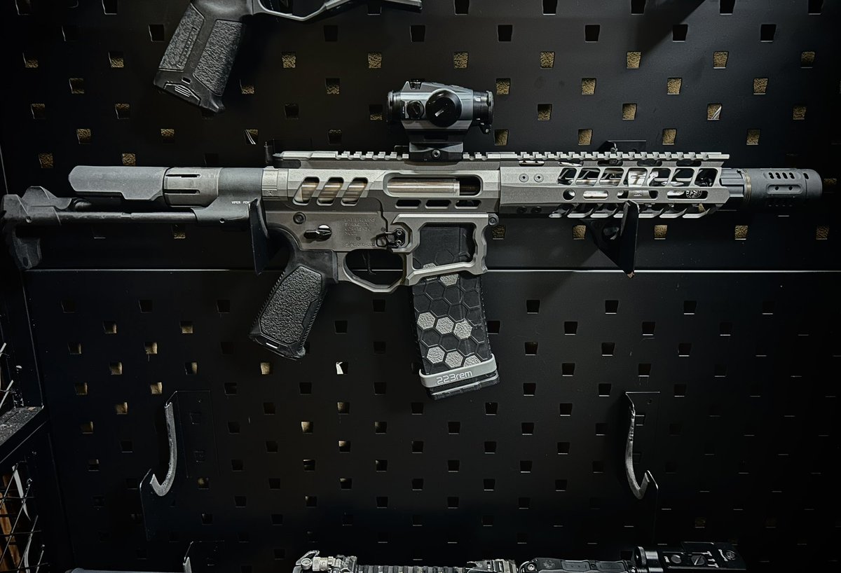 giko37's tweet photo. F1 FIREARMS UBR-15をPTWでビルド
珍しく短く流速仕様で！
F1は最初は派手すぎて琴線に触れなかったけど時間が経つとカッコよく見えてくる不思議
高いの1丁持っとけばいいと思ってたのにトレポンに手出したのに気づいたらガンラックに入らない程に、、
どうしてこうなったw
#PTW
#トレポン
#F1FIREARMS https://t.co/VZd7heaHUL