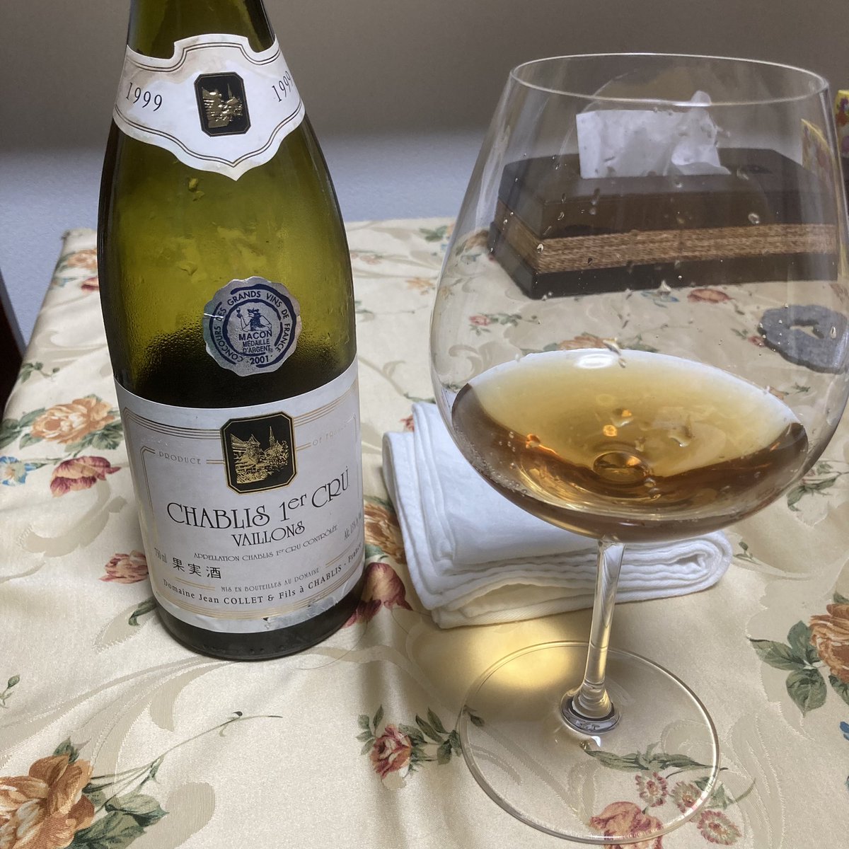 chat_et_vin's tweet photo. ジャン・コレ シャブリ ヴァイヨン 1999
例の噴いたやつ。
コルクはズブズブ。
色は琥珀。
シェリーではない。
熟成したシャルドネのマロンのような香り。
甘みもあるが、後味に喉がイガイガするような酢酸系の酸があり、熱劣化の影響を思わせる。
飲めなくはない。
#jeancollet #chablis #vaillons https://t.co/48U16g8Lax