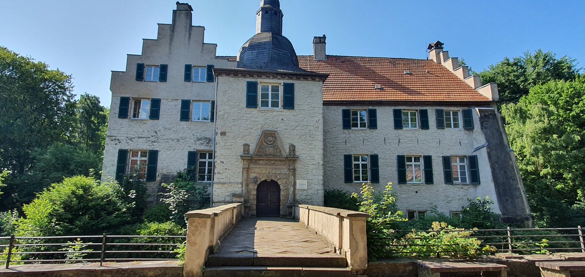 In <a href="/MeinRuhrpott/">Mein Ruhrpott</a> gibt es nicht nur viele ehem. Zechen, z.B. Westhusen, sondern auch viele Schlösser und Burgen. Bei meiner heutigen #Wanderung im #Ruhrpott kam ich in <a href="/stadtdortmund/">Stadt Dortmund</a> an den Schlössern Bodelschwingh, Westhusen und Dellwig vorbei.