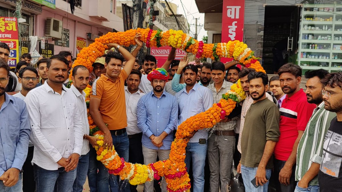 TheUpenYadav's tweet photo. सीनियर कंप्यूटर अनुदेशक और बेसिक कंप्यूटर अनुदेशक भर्ती में नवनियुक्त अभ्यर्थियों ने आज बेरोजगार एकीकृत महासंघ कार्यालय पहुंचकर 21 किलो की माला पहनाकर मान सम्मान और प्यार दिया,
जिसके लिए सभी अभ्यर्थियों का बहुत-बहुत आभार एवं धन्यवाद l
कंप्यूटर अनुदेशक भर्ती एक ऐतिहासिक भर्ती है
इस भर्ती को राज्य सरकार ने संविदा पर करने का निर्णय लिया था,
लेकिन हमने संविदा का विरोध करते हुए दिल्ली से लेकर लखनऊ तक संघर्ष किया और ऐतिहासिक जीत दर्ज करते हुए 
संविदा से स्थाई भर्ती निकलवाकर इतिहास में नाम दर्ज करवाया है