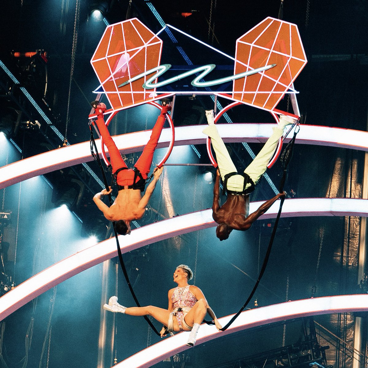 RachRitchie's tweet photo. I think P!NK may be my new obsession! What a performance 💗💗💗 https://t.co/BiivT8jCS8