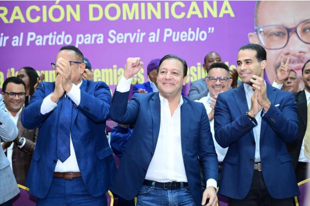 profeBernaldo's tweet photo. Se acerca La Fecha
Van a caer las mentiras del @PRM_Oficial y de otros que intentan "crecer" con percepción para engañar.
 #8dejulio: #LaMarchaDeLaMayoria
Y yo estaré ahi, sonriente y esperanzado, aguantando porque falta poco para el triunfo de  @AbelMartinezD, 1ra. vuelta. https://t.co/Zh6TG7kcs3