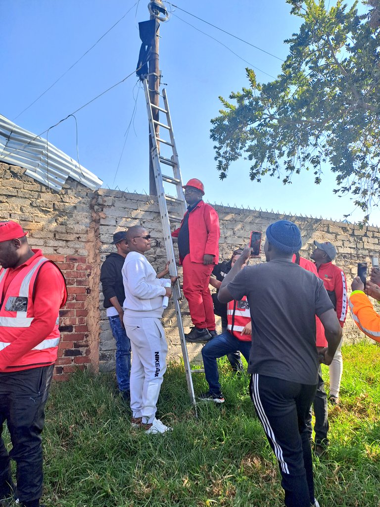 The main objective of the installation of surveillance cameras in hotspot areas is to combat crime & cable theft.

A total of 4x surveillance cameras have been installed. 2x in Finetown & 2x in Ennerdale, with a plan of expansion in the near future.
#ManjeNamhlanje #SaferJoburg