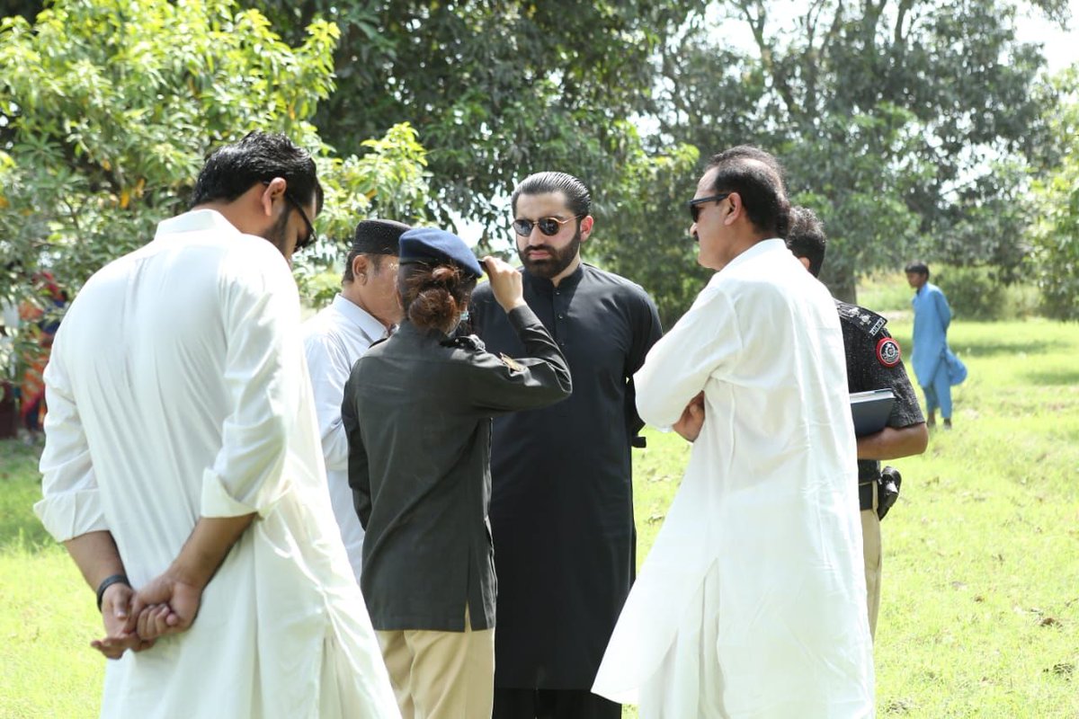 AzharKaleri's tweet photo. حیدرآباد : صوبائی وزیر اطلاعات شرجیل انعام میمن کی خصوصی ہدایت پر پاکستان پیپلزپارٹی کےرہنما راول شرجیل انعام میمن اور اے ایس پی علینہ راجپر ، شیخ بھرکیو کے قریب زیادتی کے بعد قتل ہونے والی نشا کولہی کے لواحقین کے پاس پہنچ کر ان سے تعزیت اور افسوس کا اظہار کیا https://t.co/AmY4mTBs9H