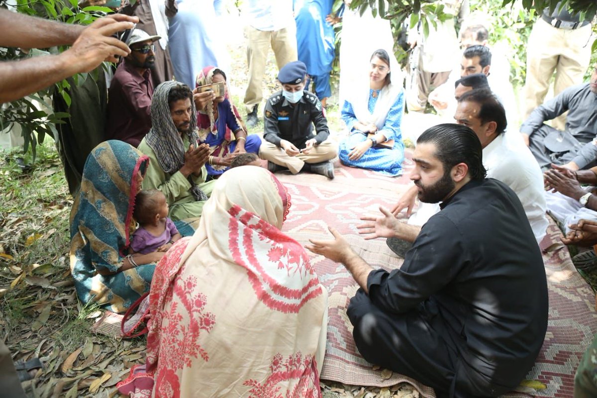 AzharKaleri's tweet photo. حیدرآباد : صوبائی وزیر اطلاعات شرجیل انعام میمن کی خصوصی ہدایت پر پاکستان پیپلزپارٹی کےرہنما راول شرجیل انعام میمن اور اے ایس پی علینہ راجپر ، شیخ بھرکیو کے قریب زیادتی کے بعد قتل ہونے والی نشا کولہی کے لواحقین کے پاس پہنچ کر ان سے تعزیت اور افسوس کا اظہار کیا https://t.co/AmY4mTBs9H