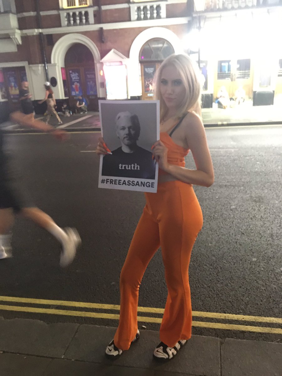 #TeamOrange 🍊 Free Assange
#AirUpTempo 🏀 Scottie Pippen