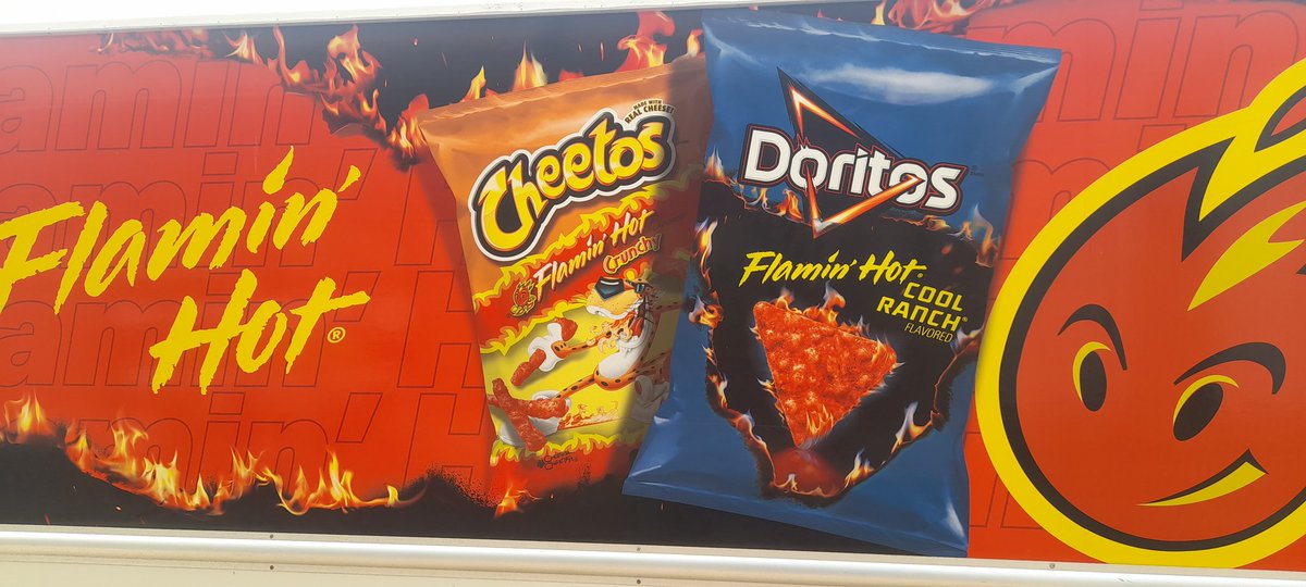 ThatmustbPharoh's tweet image. HOOD NIGGA HOT CHEETOS WHAT I SNACK OWN #CHESTERCHEETAH 😎