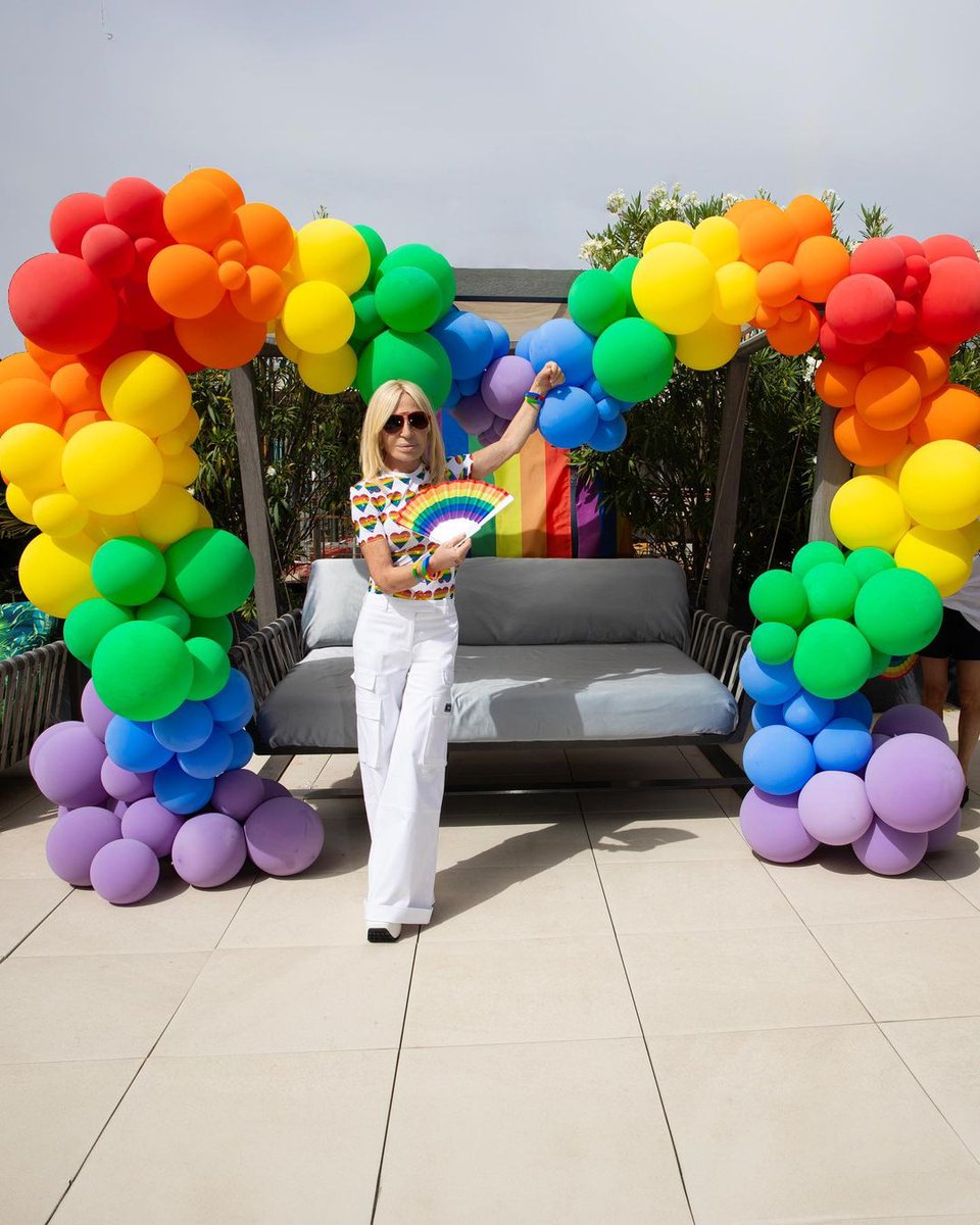 The great Donatella Versace in her hq in Milan🌈🎈#donatellaversace #versace #fashiondesigner #italiangirl #girlboss #milan #headquarters #rainbow #balloondecor #rooftop #palloncini #balloons