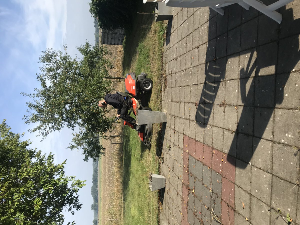 Twaneefde's tweet photo. Lekker thuis aan het tuinieren 🥵 https://t.co/VjKNk2EYlV