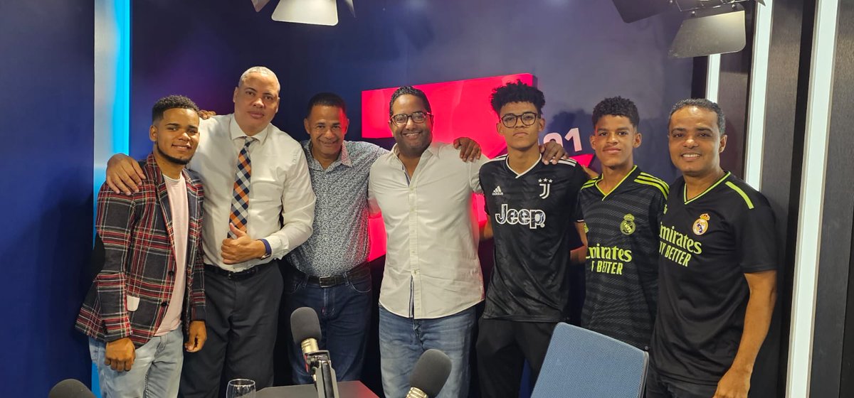 BennyMetz's tweet photo. Gracias por la invitación a mi amigo @hgomez27 de #ZDeportes, para conversar de una de mis pasiones, el mundo de los deportes.
Durante ese encuentro, compartimos con algunos de los protagonistas del fútbol juvenil de nuestro país.
#DeportesYa https://t.co/Tz0yGkzFQQ
