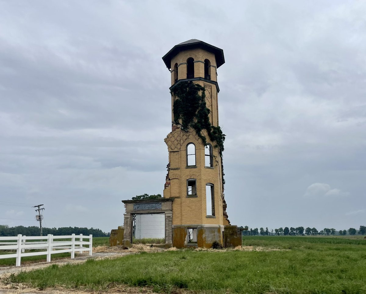JoshLipnik's tweet photo. Ruins of an abandoned public school in rural Indiana https://t.co/80ERr6LiwP
