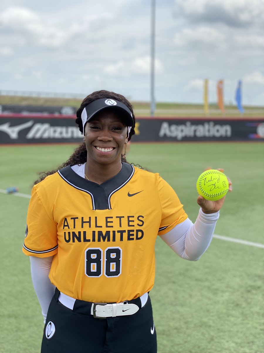AUProSports's tweet photo. It’s almost game time 🥎

RT for a chance to win this softball signed by @nadiataylor88 🙌

@MizunoFPitchNA | #BeUnlimited https://t.co/66GEHg7Fo5