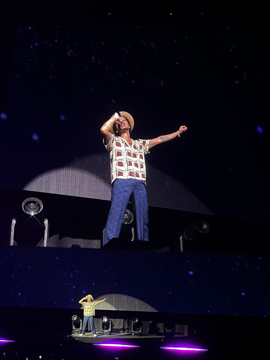 jeddsetter's tweet photo. Great show tonight, @BrunoMars 🔥 https://t.co/5TKF31rmTr