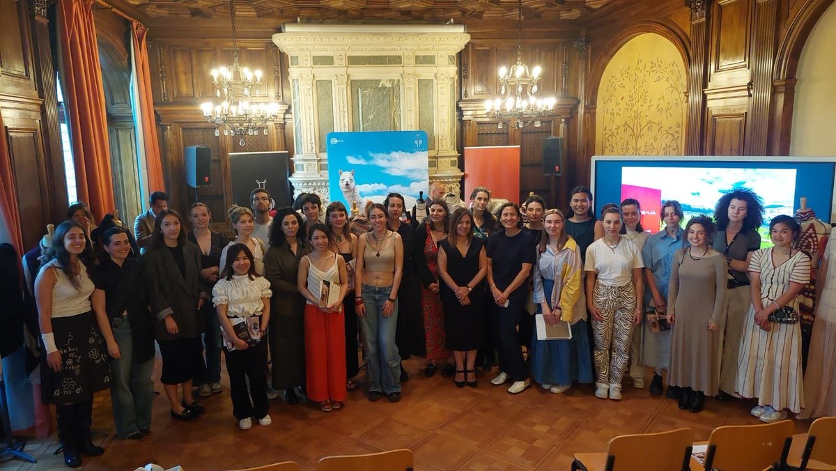 Promperu's tweet photo. Diseñadores estudiantes de la prestigiosa escuela #ESMOD de 13 países se unieron para celebrar la belleza y versatilidad de la alpaca peruana. ✨🙌 https://t.co/X8fPhzqzZW