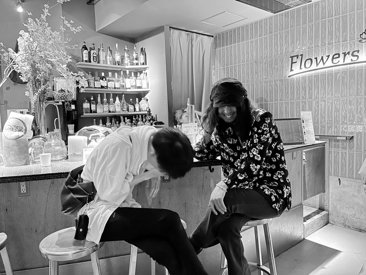 sycb_official's tweet photo. flowers loftご来場ありがとうございました。

セットリスト
1.mink.
2.vanilla.
3.yellow club psycho boogie.
4.stupid.
5.strawberry.
6.beautiful.

フラワーズロフトも◎
対バンも◎

写真は
朝9時に着く
8年振りにブッキングの優二郎さんの前でライブを行うを達成した二人の安堵。 https://t.co/p3ITMrtGG5