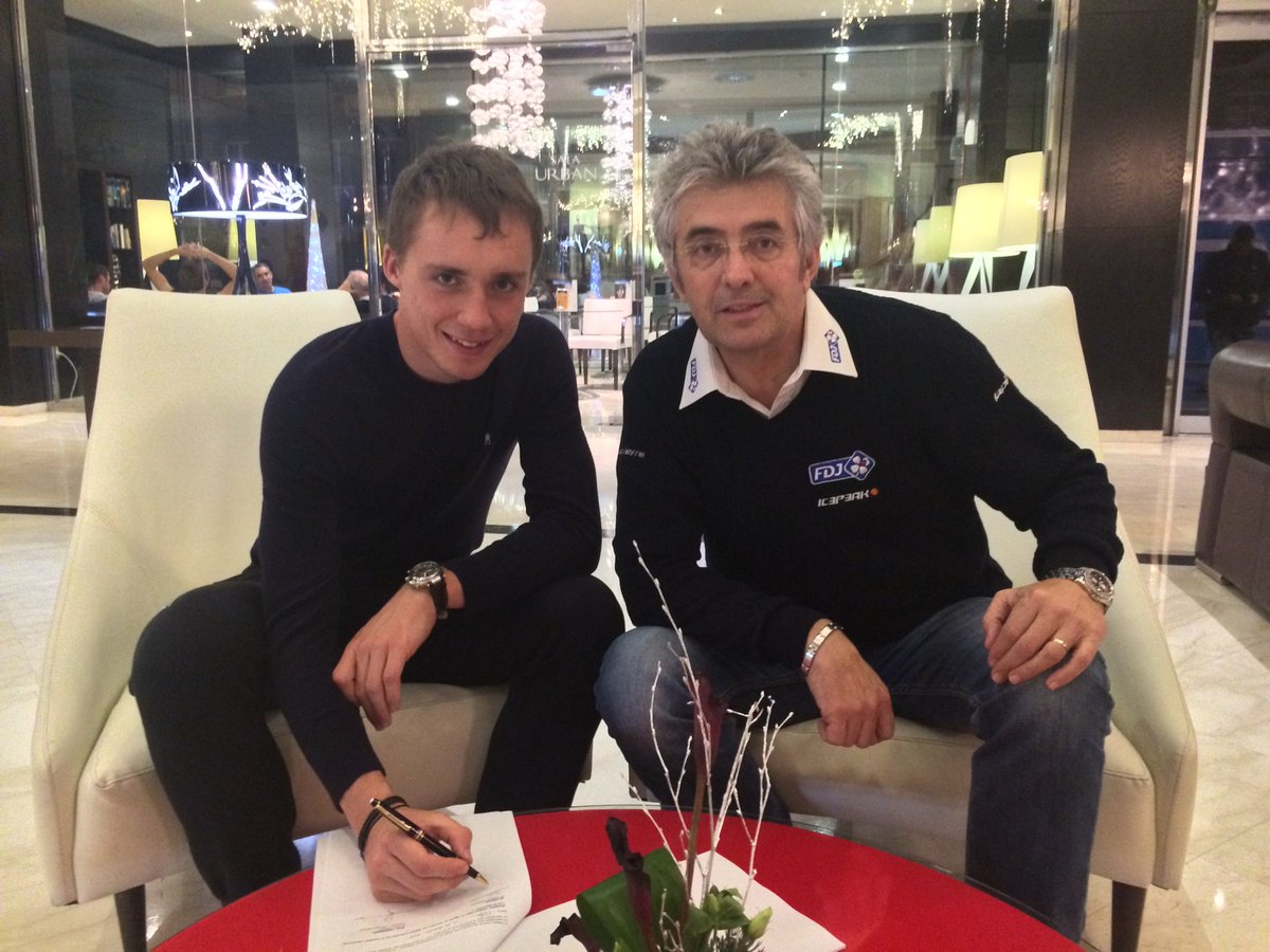 Alex_Bertrel's tweet photo. (Archive perso) Signature de @MadouasValentin chez les pros (Calpe 2016) après un autre titre de champion de France, chez les amateurs à l'époque. Un immense plaisir de le voir en 🇫🇷 chez les pros aujourd'hui après une sacrée démonstration ! Bravo champion ! #Cassel2023 https://t.co/rGz169h76Q