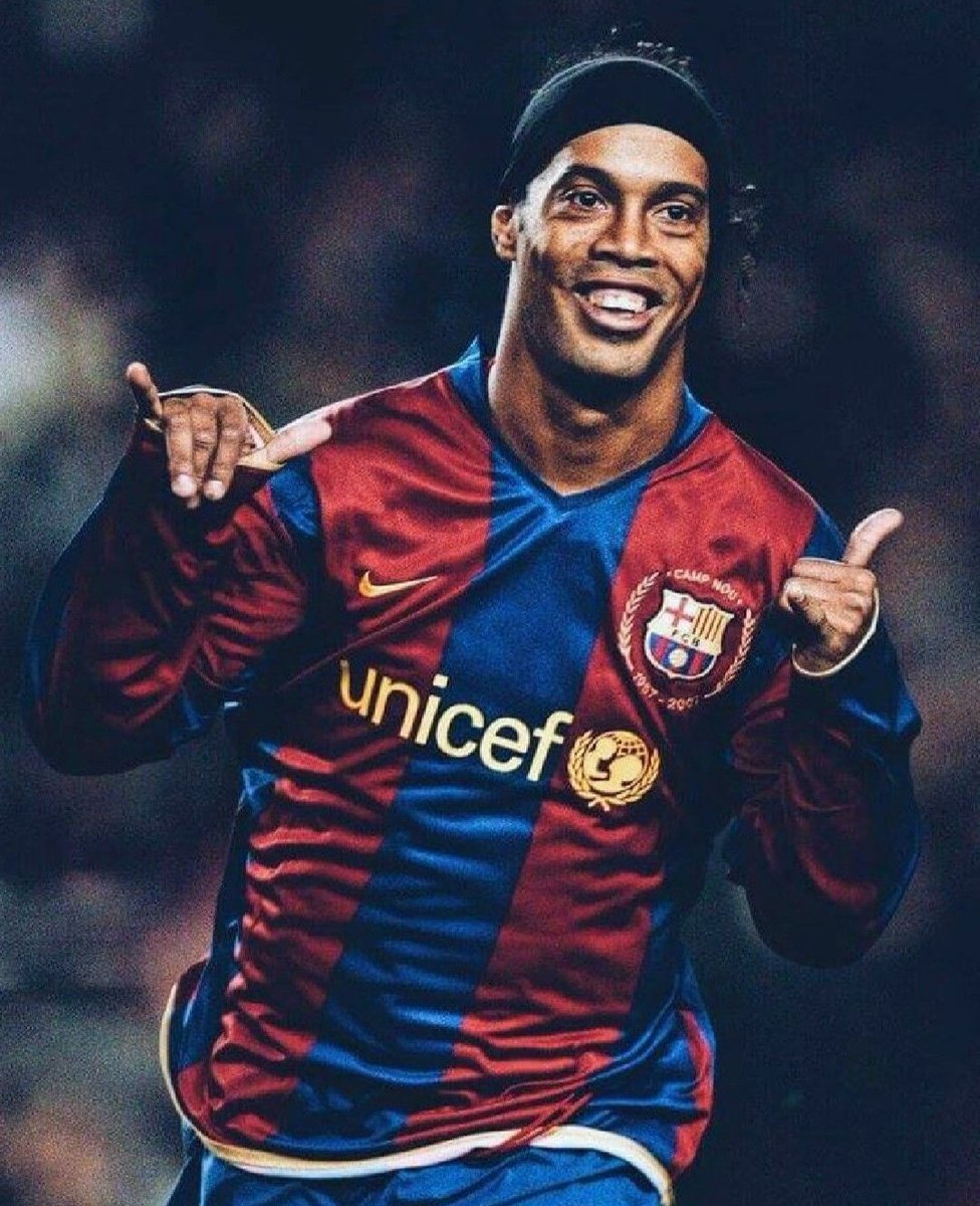 🔥 Sizə bir şeyi əminliklə deyə bilərik - Ronaldinho heç vaxt statistika üçün oynamadı. Əgər elə olsaydı, Leo Messi belə onun statistik rekordlarını qıra bilməzdi! Roni futbolu gözəlləşdirmək üçün, insanlara futbolu sevdirmək üçün oynadı. Hər zaman qəlbimizdəsən R10!

#FCBAZFAN