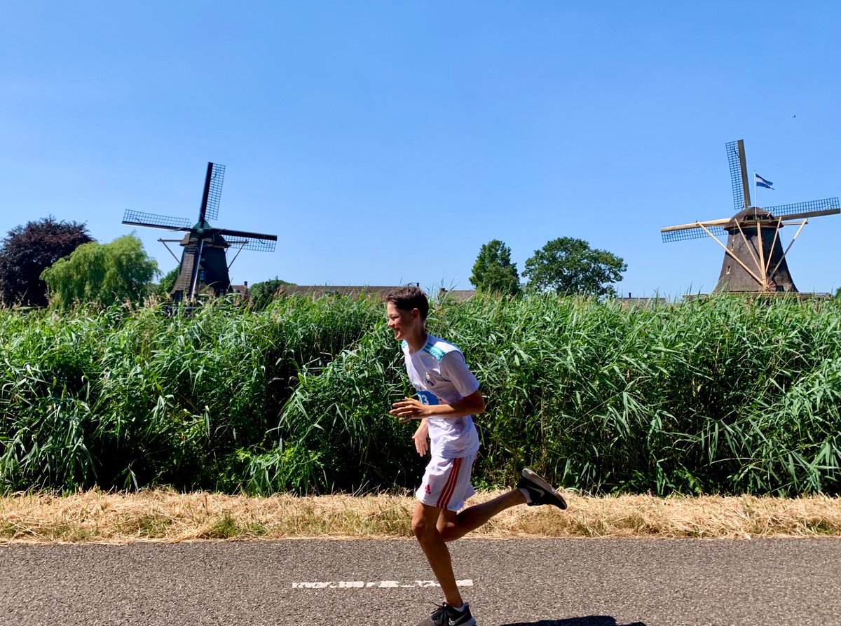 eventjes's tweet photo. Nou, ze deden het hartstikke goed hoor! Ik stond niet bij de start/finish, maar ben speciaal naar de molens gelopen, voor een mooi toepasselijk plaatje. 
Trots op m’n kanjers! 
#hardlopen #vechtloop #Weesp https://t.co/XG30eNhy1Z