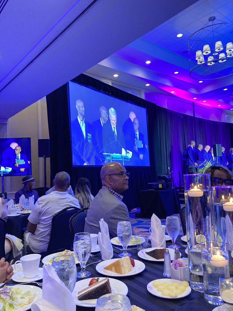 dishman_cris's tweet photo. This week I had the pleasure to be among my peers & celebrate the Kentucky Pro Football Hall of Fameโs newest 2023 Indectees of players & coaches with ties to KY
The common denominator is KY
Thank You @nflkyhof for welcoming me back #HOF2010 ๐ค๐พ
#PurpleJacket #FootballFamily https://t.co/BRP3LXq21V