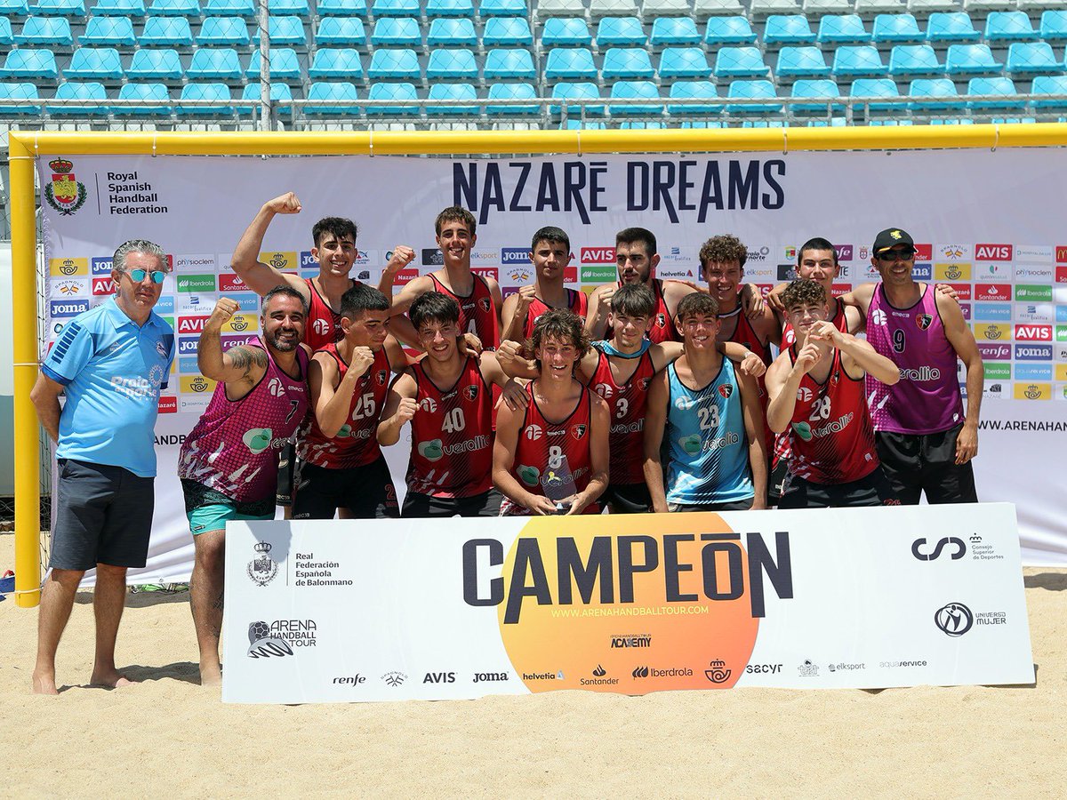 🥇 ¡Los chicos de <a href="/BmPlayaAzuqueca/">BM Playa Azuqueca</a> se hacen con el título de campeón de la categoría Juvenil Masculina del #Arena1000! 🏆

🤩 Increíble final 🆚 <a href="/balonmanosanse/">Balonmano Sanse</a>  ¡Enhorabuena!👏

#BalonmanoPlaya