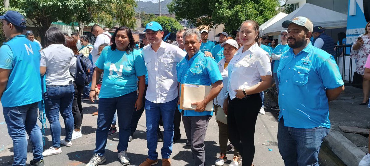 Está mañana estamos con mi amigo Felipe Interiano en la Inscripción para participar en la pre candidatura de Santa Ana Este.

Nuestra confianza en Dios y cumpliendo todos los precesos para las elecciones internas de este próximo 9 de Julio