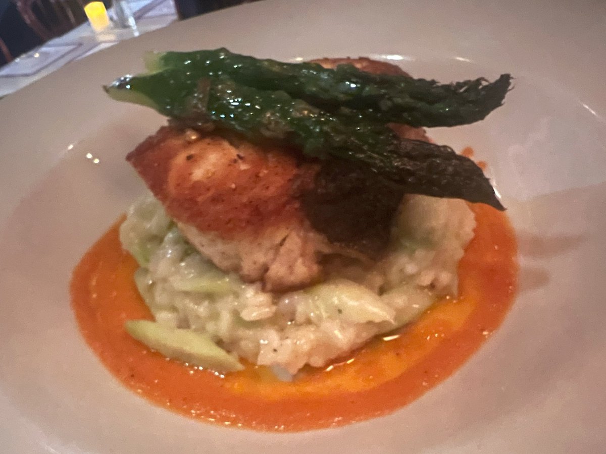 Sunday fish special! Pan-seared halibut on a bed of lemon-asparagus risotto with a sundried tomato pesto and fresh asparagus. Bon appetit!#mannysbistro #fish #halibut #risotto #asparagus #pescatarian #pesto #nyc #newyork #newyorkcity #newyorklife #newyorknewyork #uws #uwsnyc