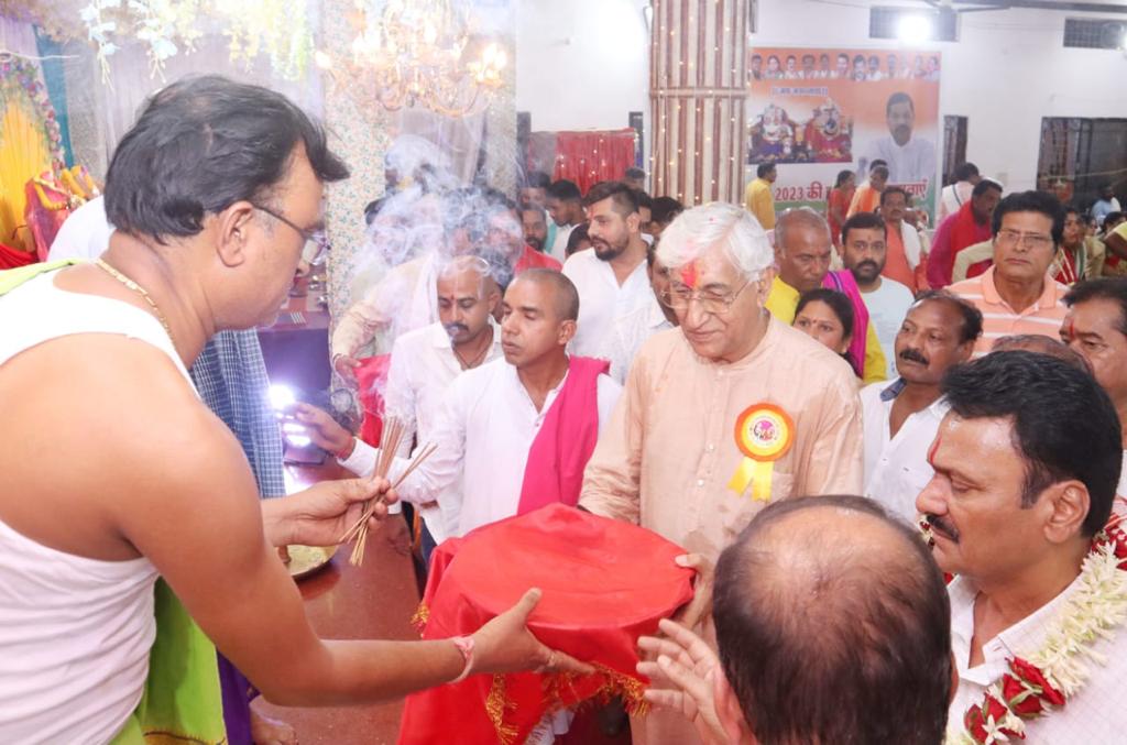 TS_SinghDeo's tweet photo. आज छत्तीसगढ़ के सुप्रसिद्ध बस्तर गोंचा महापर्व के अवसर पर उत्सव में सम्मिलित हो कर महाप्रभु भगवान जगन्नाथ स्वामी के दर्शन किए। साथ ही सभी श्रद्धालुगणों के मिल कर महापर्व की शुभकामनाएं दी।

समस्त प्रदेशवासियों को भी इस पावन त्योहार की हार्दिक बधाई। 
जय जगन्नाथ।। https://t.co/H9cmfLtWVW