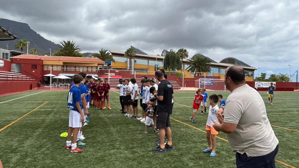 FIFTenerife's tweet photo. 🏆 𝐓𝐨𝐫𝐧𝐞𝐨 𝐂𝐚𝐦𝐩𝐞𝐨𝐧𝐞𝐬 𝐂𝐚𝐝𝐞𝐭𝐞 𝐏𝐫𝐞𝐟𝐞𝐫𝐞𝐧𝐭𝐞
⚔️ El @esfericofc fue el más regular en un triangular en el que fue subcampeón el #OnceDiablos
👤 Asistió @jordan_adeje, directivo y responsable de la zona Sur de Tenerife de la #FIFT.
#federación #cadetes https://t.co/Ov5VJNLnyI