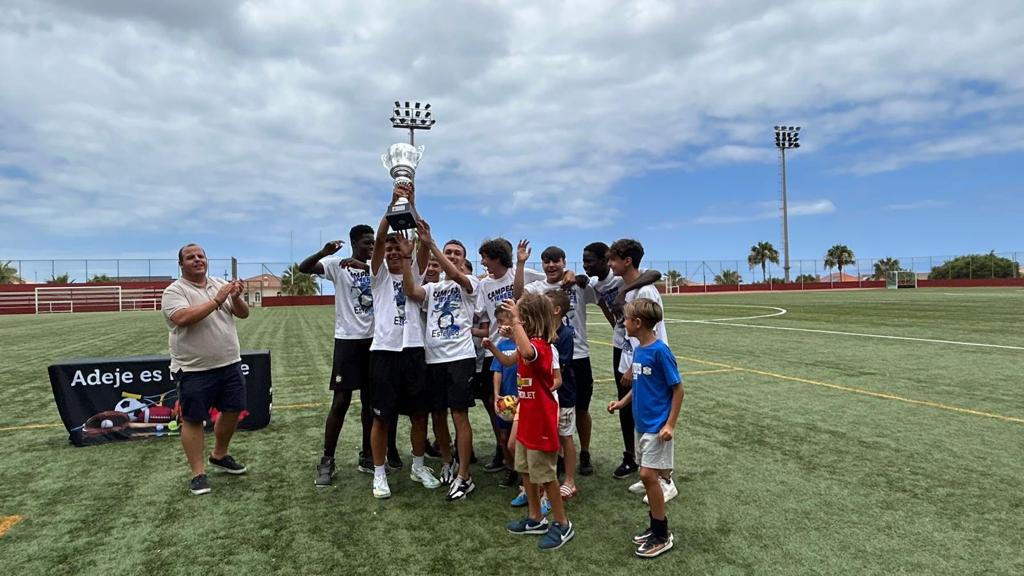 FIFTenerife's tweet photo. 🏆 𝐓𝐨𝐫𝐧𝐞𝐨 𝐂𝐚𝐦𝐩𝐞𝐨𝐧𝐞𝐬 𝐂𝐚𝐝𝐞𝐭𝐞 𝐏𝐫𝐞𝐟𝐞𝐫𝐞𝐧𝐭𝐞
⚔️ El @esfericofc fue el más regular en un triangular en el que fue subcampeón el #OnceDiablos
👤 Asistió @jordan_adeje, directivo y responsable de la zona Sur de Tenerife de la #FIFT.
#federación #cadetes https://t.co/Ov5VJNLnyI