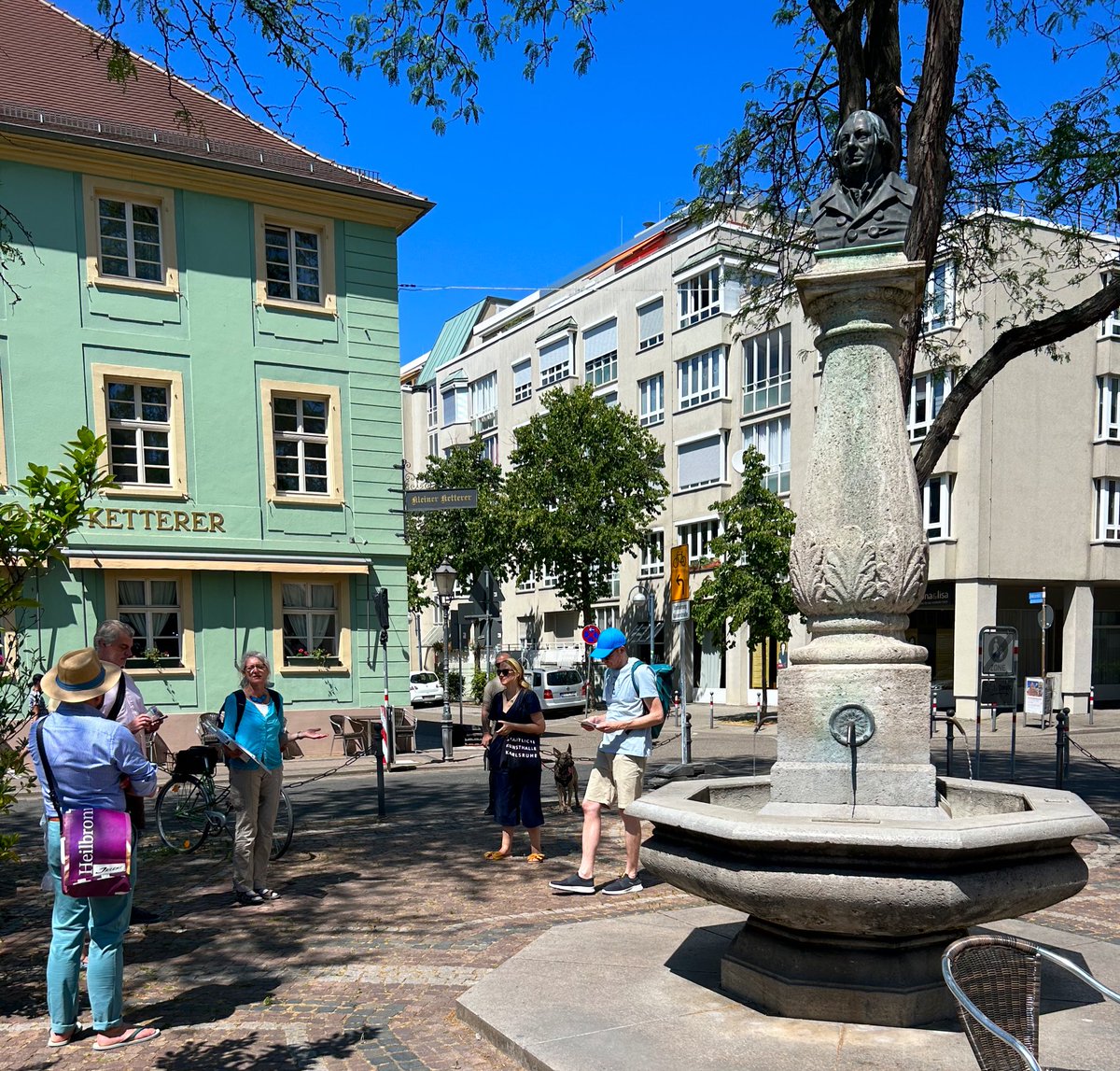 TabeaHino's tweet photo. Zum Brunnenfest gab es heute eine Führung von Fountfluencer und Wasseraktivisten @artonaut_82 - viele spannende Fakten und Impulse rund um die 36 Trinkwasserbrunnen Karlsruhes, die Geschichte der Brunnen und die globale Trinkwassersituation. Vielen Dank für die spannende Führung! https://t.co/H7radp1dXj