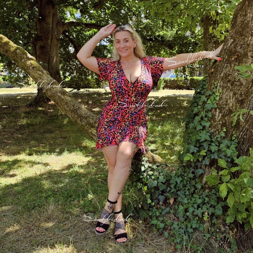 💚💖🤎💚
#sundayvibes 
#summer2023 
#summerfashion 
#dress
#parc
#nature
#bestagermodel
💚💖🤎💚