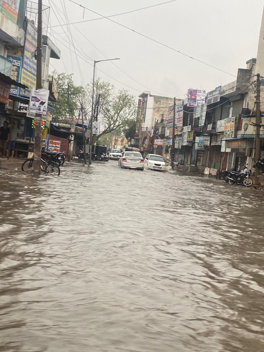 manishasangwan4's tweet photo. यकीन मानिए ये कोई नदी या नहर नहीं अपितु दादरी की मुख्य सड़कें और गलियां हैं। एक दिन की बारिश और पूरा दादरी जलमग्न। @BJP4Haryana के पूर्व विधायक सुखविंदर माँड़ी की गली में लबालब भरा पानी जबकि इनकी पार्टी लगातार दस साल सत्ता में हैl आख़िर कोई इसकी सुध क्यों नहीं लेता? @BhupinderShooda @DeependerSHooda @INCUdaiBhan @BabariaDeepak @dnetta @kcvenugopalmp