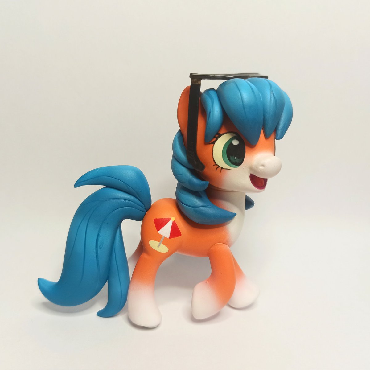 Rotmord's tweet photo. Hi guys! Here to show you two of my new pony customs. The first one is my OC, the second was an order. 
Commissions are OPEN and ONLY 2 OOAK lots are available! The pricelist will be shown later, but u can contact me already now.

#MyLittlePony #mlp #MLP #mylittlepony #OOAK #FIM https://t.co/gAMfgQEIyC