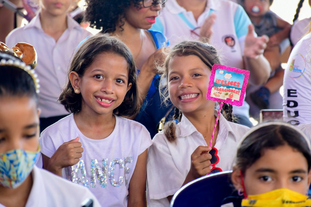 Con amor y calor humano finalizamos nuestra visita de trabajo por el estado Bolívar con la reinauguración de la Escuela Básica Madre María de San José. 

Seguimos comprometidos en garantizar espacios rehabilitados, embellecidos y óptimos para nuestra muchachada. 

<a href="/NicolasMaduro/">Nicolás Maduro</a>