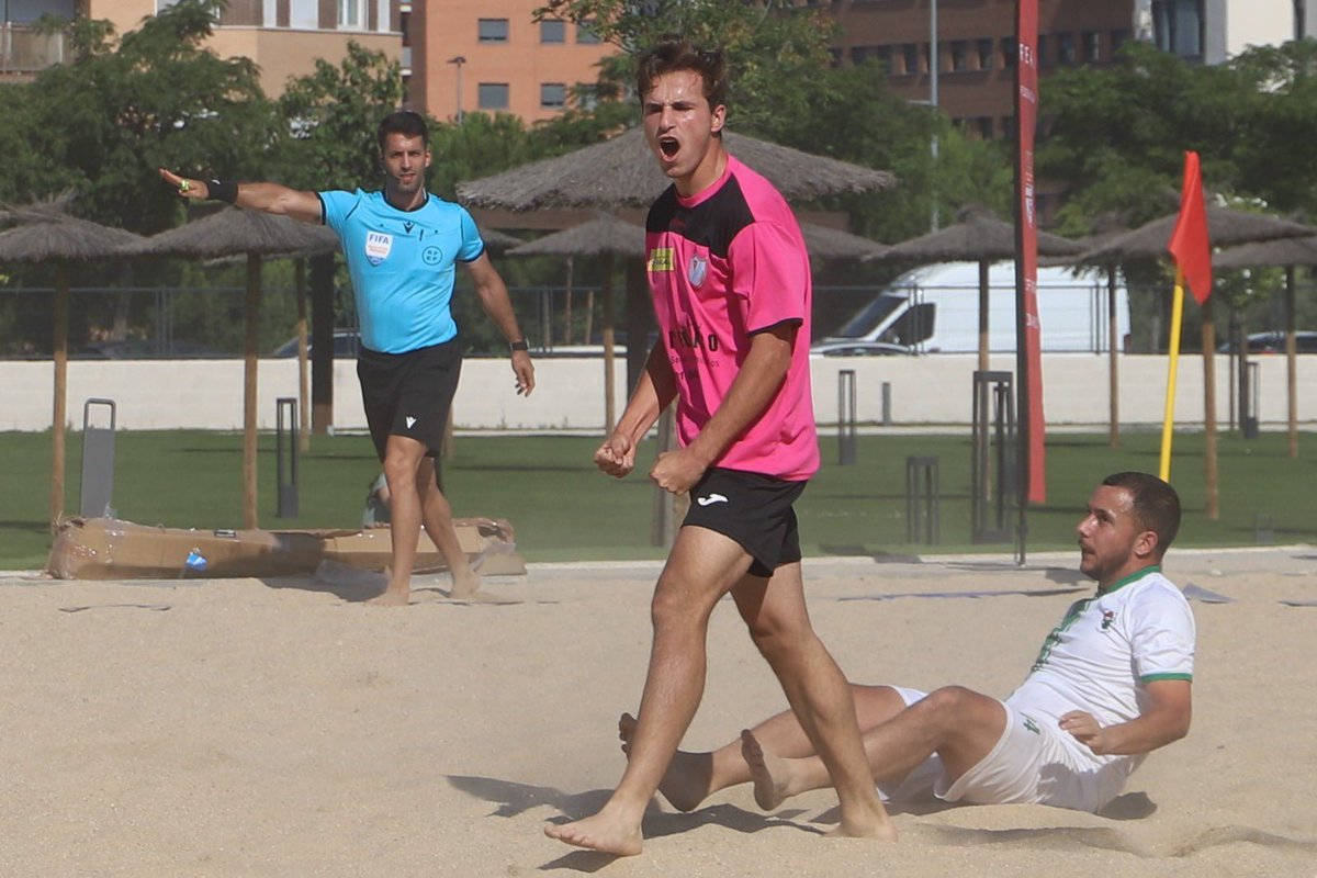 RFFM_oficial's tweet photo. 🏖️ El equipo senior masculino de la @AdTorrejoncf revalida título en la segunda edición de la Copa RFFM de Fútbol Playa y culmina un fin de semana impecable para el club tras el campeonato de ayer de su equipo Infantil Masculino de fútbol playa en la I Copa RFFM https://t.co/ZKb16DbaV5