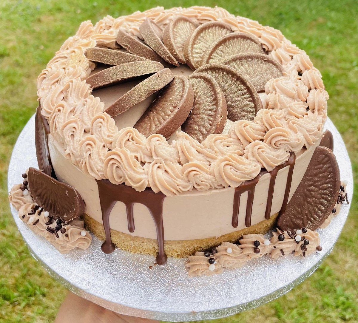 AbbiesCheeseca1's tweet photo. CHOCOLATE ORANGE 🍫🍊

Terrys chocolate orange cheesecake, topped with hazelnut &amp; orange whipped cream, chocolate drip &amp; Terrys chocolate orange pieces 👌🏼 https://t.co/6yUQS9tfto