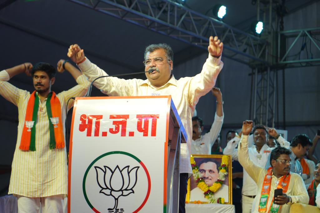 RaviDadaChavan's tweet photo. आज आदरणीय पंतप्रधान नरेंद्र मोदीजी यांच्या ९ वर्षांच्या यशस्वी कारकीर्दीचा व जनसेवेचा लेखाजोखा जनसामान्यापर्यंत पोहोचविण्यासाठी जाहीर जन सभा अंबरनाथ (पूर्व) येथे संपन्न झाली. यावेळी उपस्थितांना संबोधित करत २०२४च्या लोकसभा निवडणुकीच्या अनुषंगाने रणनीती आणि आपल��� विकासकामे लोकांपर्यंत पोहोचवण्याचे कार्यकर्त्यांना आवाहन केले. 

लोकसभा निवडणुकींच्या प्रचारासाठी भाजपाने कार्यकर्त्यांना घर चलो अभियान हा उपक्रम आखून दिलेला आहे. या अभियानाच्या माध्यमातून प्रत्येक कार्यकर्त्याने आपापल्या मतदार संघातील प्रत्येक घराघरापर्यंत पोहोचायचं आहे आणि आगामी लोकसभा निवडणुकीमध्ये एनडीएचे ४००हून अधिक खासदार निवडून आणायचे आहेत व देशाच्या पंतप्रधानपद�� पुन्हा एकदा मा. नरेंद्र मोदीजी यांना विजयी करायचे आहे. 

गेल्या नऊ वर्षांमध्ये आदरणीय मोदीजींच्या नेतृत्वाखालील सरकारने देशातील कोट्यवधी जनतेसाठी विविध प्रकारच्या योजना व विकासाचे प्रकल्प आणले. देशाचा व देशातील जनतेचा विकास हेच ध्येय पंतप्रधानांनी सदैव समोर ठेवले. त्यातून देशसेवा आणि जनसेवेचा आदर्श निर्माण झाला, मोदी@९ या उपक्रमाच्या माध्यमातून आम्ही  मोदी सरकारच्या कामकाजाचा प्रचार करीत आहोत. 

आपल्या संपूर्ण कारकिर्दीत मोदीजी यांनी जनसामान्यांची कामे केली आणि प्रत्येक सामान्य नागरिकाला न्याय देण्याचा सकारात्मक प्रयत्न केला. शेतकरी, कष्टकरी, महिला, सर्वसामान्य नागरिक यांना न्याय मिळवून देण्याचे काम केले. आज समाजातील प्रत्येक ���टकापर्यंत मोदी सरकार पोहचले आहे. आज मोदीजींच्या नेतृत्वाखाली भारत देश प्रत्येक क्षेत्रात मोठ्या प्रमाणात विकास करीत आहे, असे सांगितले. 

या कार्यक्रमास केंद्रीय राज्यमंत्री कपिल पाटील, आमदार निरंजन डावखरे, आमदार गणपत गायकवाड, आमदार किसन कथोरे, आमदार कुमार आयलानी, नरेंद्र पवार, जगन्नाथ पाटील जिल्हा अध्यक्ष शशिकांत कांबळे, मंडळ अध्यक्ष अभिजीत करंजले पाटील आदी मान्यवर उपस्थित होते.

#न���ेंद्रमोदी #मोदीजी #हरघरमोदी
#modiji #ModiSarkar #2024 #PrimeMinister #PM #Karyakarta #unity #hargharmodi #BJP #BJP4Maharashtra #BJP4महाराष्ट्र #Maharashtra
#बीजेपी #Dombivali #महाराष्ट्र #RavindraChavan #रविंद्र_चव्हाण
#PWD #डोंबिवली #डोंबिवलीकर
#Dombivli
#NarenderaModi
#India #PMModi