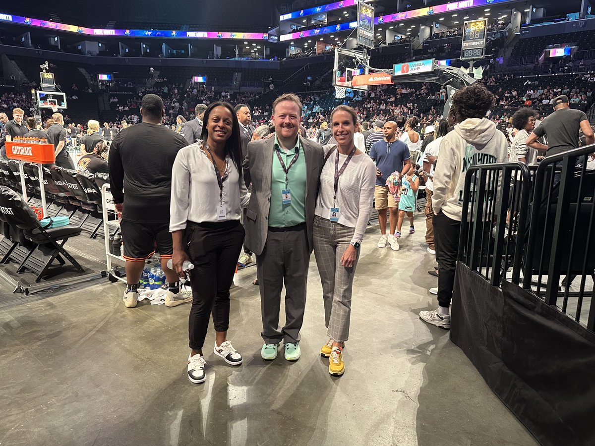 JamesRobinsonMD's tweet photo. ⁦@HSpecialSurgery⁩ Team docs ready for ⁦@nyliberty⁩ vs Mystics! #lightitup #keepemhealthy ⁦@OrthoDocOde⁩ https://t.co/r5KrMFNPa6