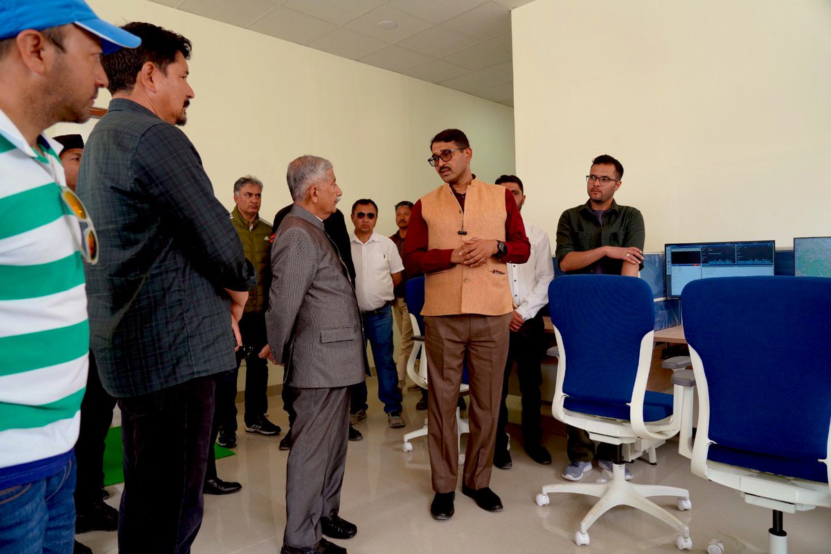 lg_ladakh's tweet photo. UT- #EmergencyOperationsCentre (UT-EOC) Ladakh with state-of-the-art technology for monitoring and coordination of relief & rescue ops was inaugurated by the Hon’ble Lt. Governor Brig (DR) BD Mishra today.
@NDRFHQ @DvCom_Secretary
@LAHDC_LEH @LAHDC_Kgl https://t.co/qcQW0LA4yP