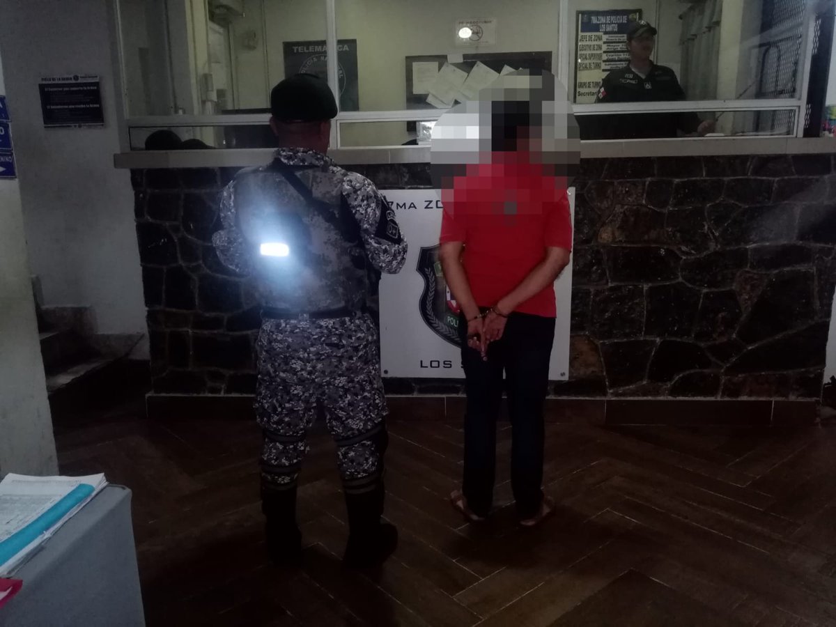 policiadepanama's tweet photo. #LosSantos | Mediante acciones operativas unidades policiales aprehenden a dos personas requeridas por el delito Contra el Orden Jurídico Familiar y el Estado Civil en la modalidad de Violencia Doméstica, además se les decomisó presunta sustancia ilícita. #SinTregua https://t.co/fpDjQQg6d7