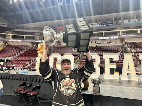 This was awesome.  Thank you @TheHersheyBears for allowing me to hoist the #CalderCup.  First time I've hoisted a hockey championship trophy!  #DefendTheDen #RoarForMore #RoaringForMore

@TheAHL #PAGameDay #PAAnnouncer #hockey #Champions