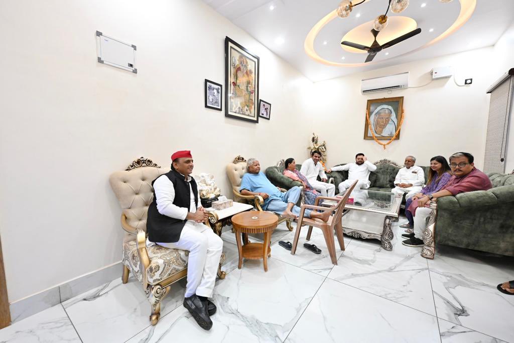 kiranyadavspeak's tweet photo. सारे भ्रष्टाचारी वंशवादी एक साथ फोटो खींचा रहे हैं पापाजी यूपी-बिहार खरीद लिया लालू लालू के बाद लालू के पत्नी उसके बाद दोनों अनपढ़ बेटा बेटी दामाद और सारे रिश्तेदार दूसरा अखिलेश नेताजी नेताजी के बाद अखिलेश अखिलेश के बाद अखिलेश के बेटा रजिस्ट्री करा लिए हो यूपी बिहार https://t.co/6TGCTtitAI