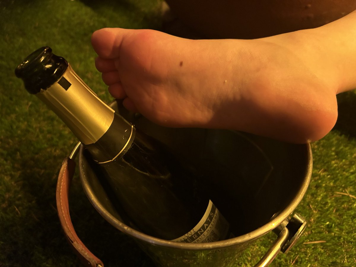 RachelFeet's tweet photo. 🍾#feet_lover #feetcontent #feetfethish #feet_pic https://t.co/VNEP4ZFmVJ