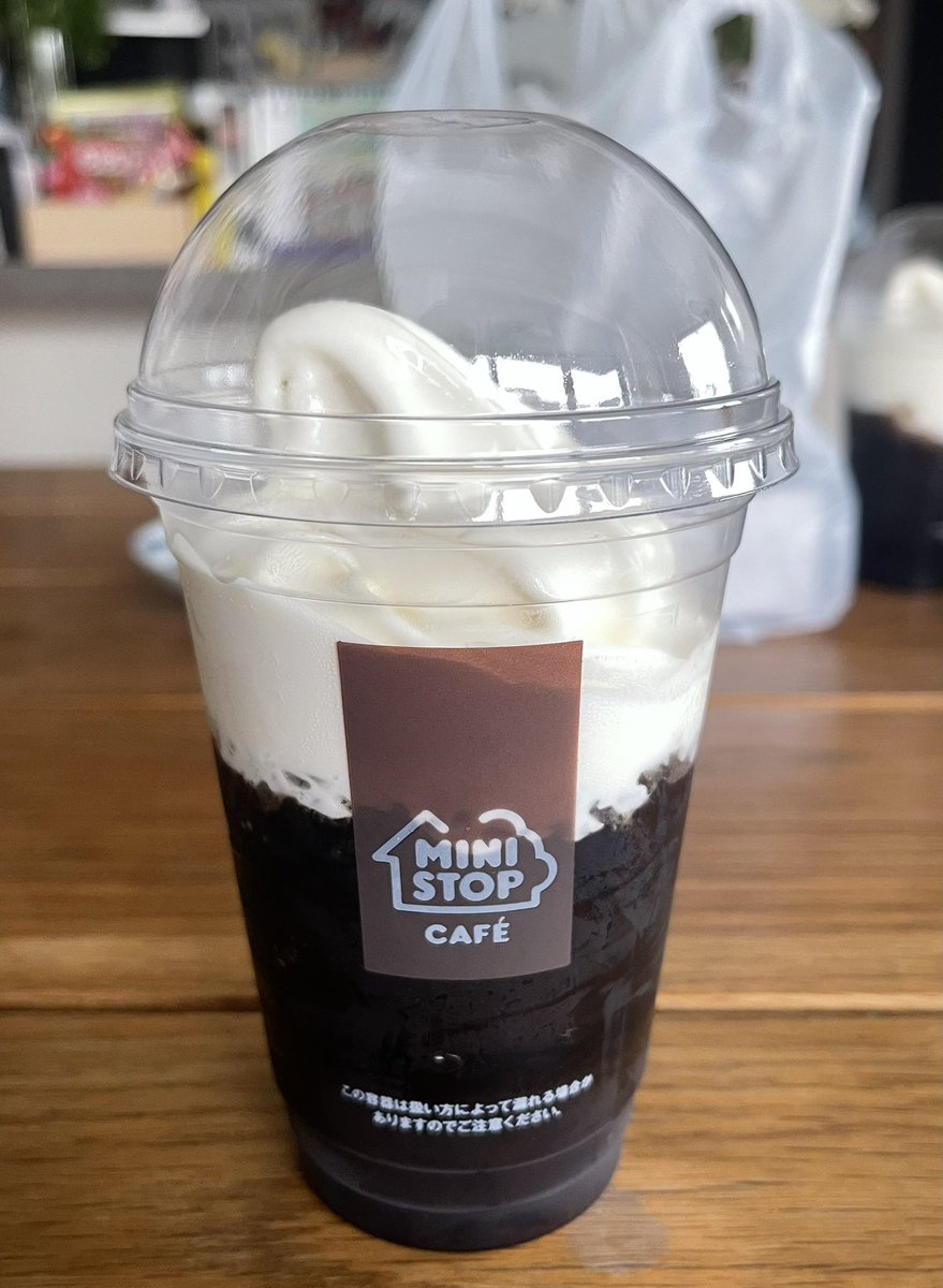 最強ミニストップスイーツ発売^_^
ほろ苦コーヒーゼリーに王道ソフト。。。最高でした^_^