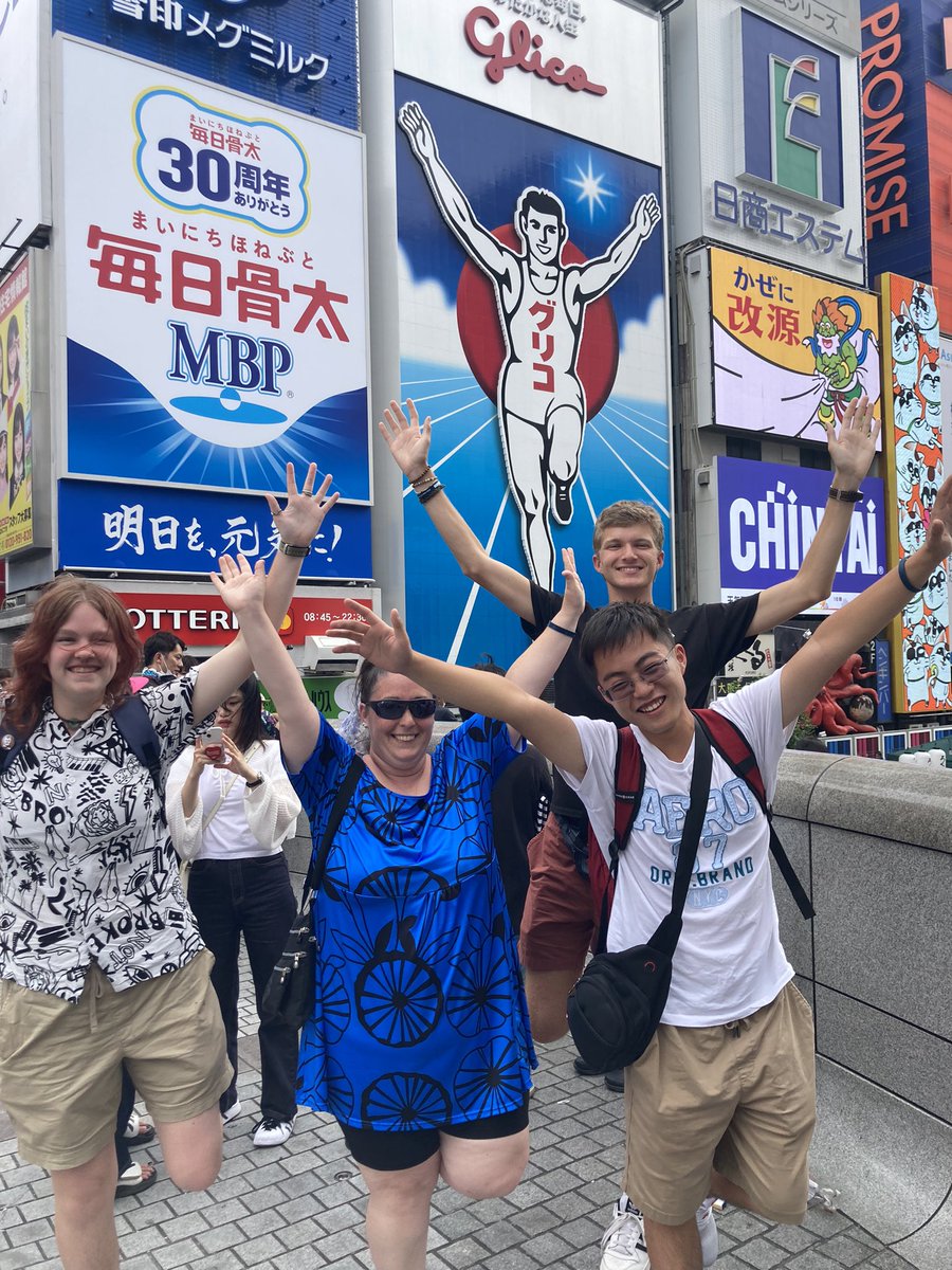 WHS_CobleSensei's tweet photo. Our last stop of the day was Dotonbori, a local street that really gives you the “feel” of Osaka. Generally, Osaka people and businesses tend to be more loud and flashy according to our tour guide, with huge art for signs. Can you tell what these restaurants serve?? https://t.co/9jVzuhX5QC