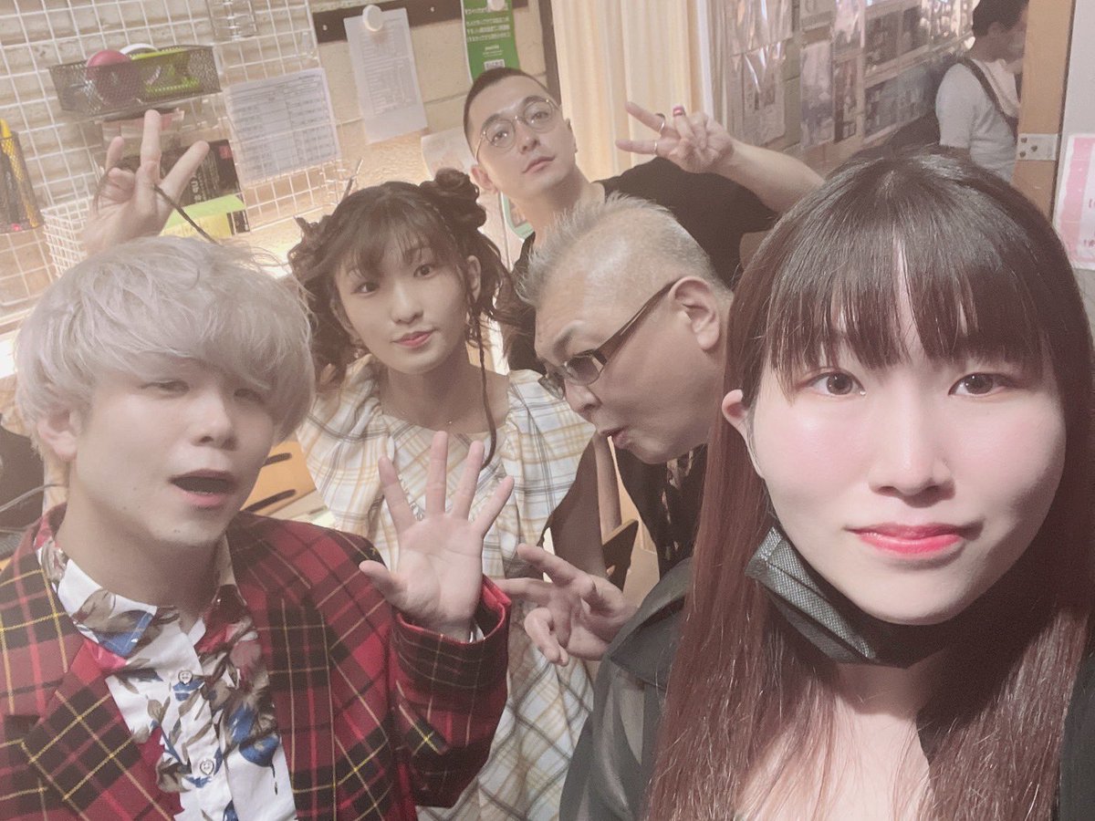 Hmysr29's tweet photo. 本日2本目LIVEもありがとうございました!
1本目のLIVEは集合写真撮れんかったぴえん。
初めて2本LIVEに出させて頂いて充実しました🔔´-
楽しかった🍀*゜
でも色々思うこともあるわけで、、、
あとゆうぴー来てくれてありがとう!
#Hmsy https://t.co/3pKeG1HBfx